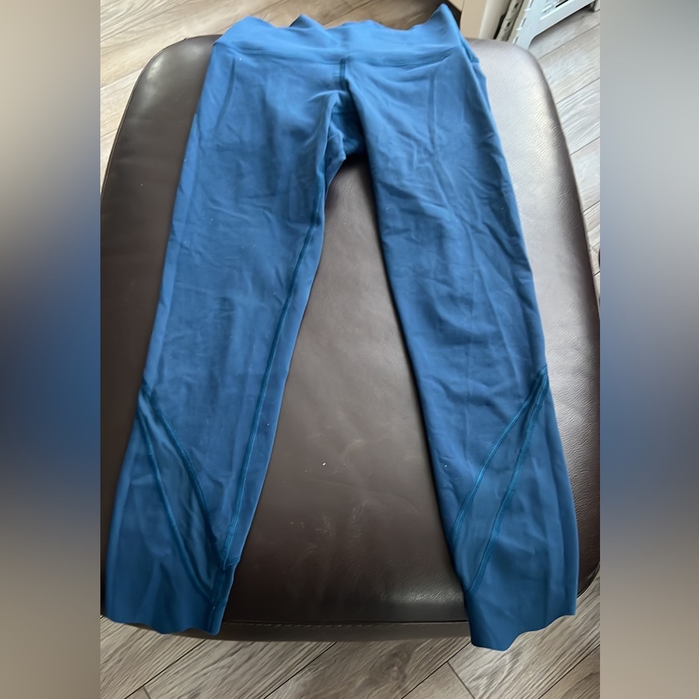 Lululemon Size 4 scallop bottom pants